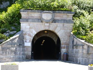 Aufzug zum Kehlstein Dieser Tunnel führt zu einem Aufzug im Inneren des Berges, der die Leute ins Kehlsteinhaus befördert.