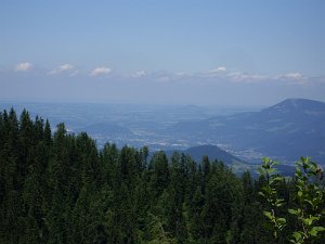 Salzburg Rechts am Bildrand der Gaisberg
