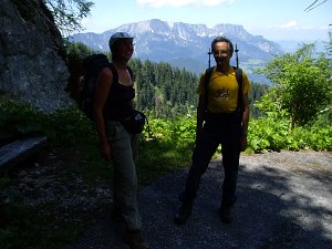 Auf der Baustraße Nach einigem Hin und Her mit dem Fahrplan fuhren wir erst um 12:15 Richtung Obersalzberg (971m) und mussten dort feststellen, dass die Fahrt zum Kehlsteinhaus...